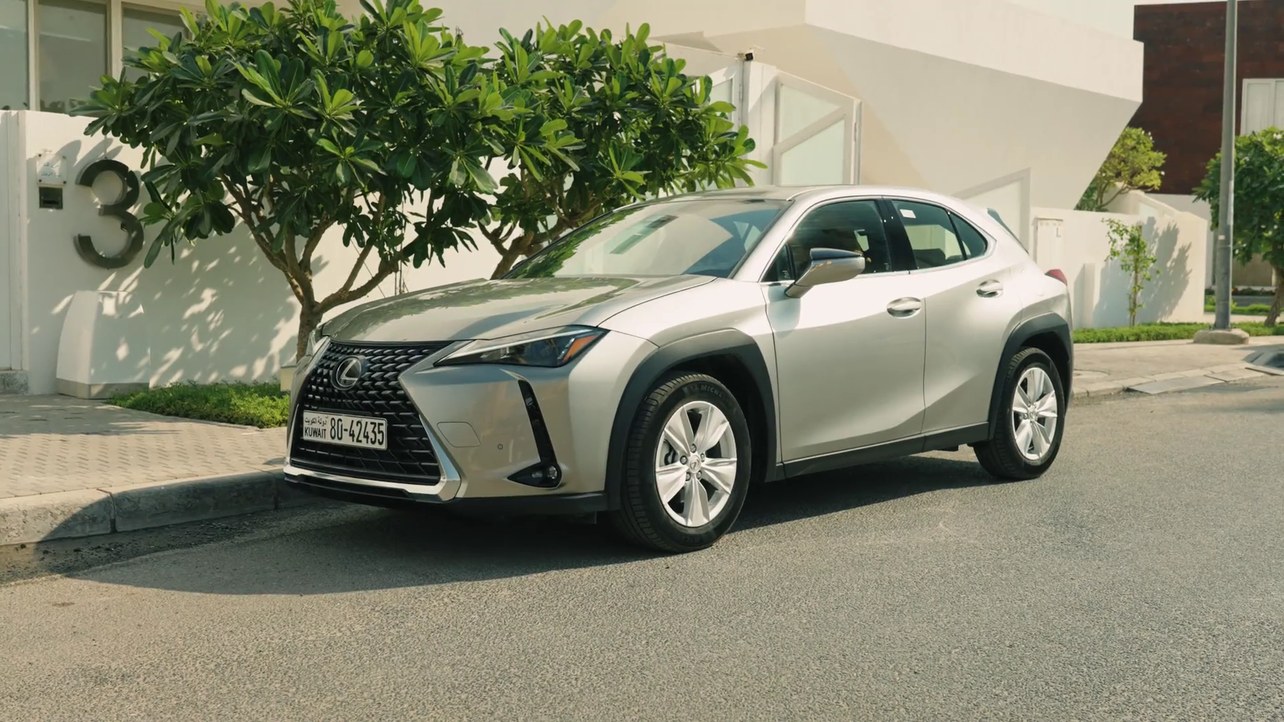 Lexus ad: a champagne Lexus UX parked in front of a white house in Kuwait
